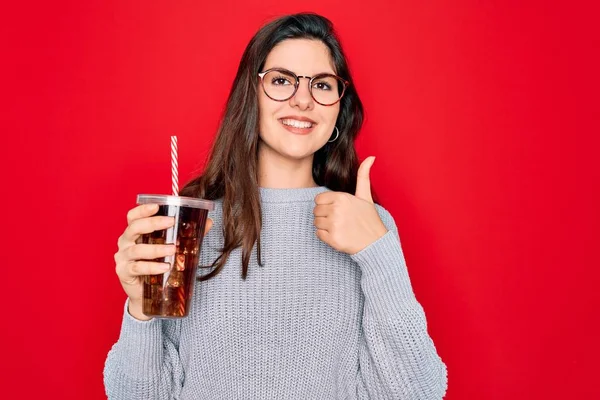 Jong Mooi Meisje Dragen Bril Drinken Zoet Drankje Soda Rode — Stockfoto