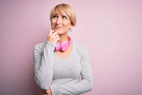 Jonge Blonde Vrouw Met Kort Haar Met Een Koptelefoon Nek — Stockfoto