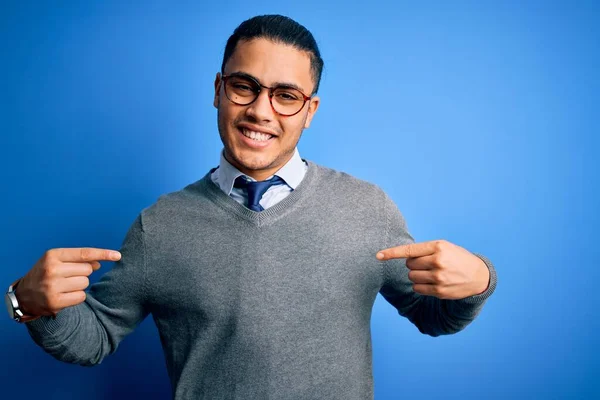 Jovem Empresário Brasileiro Vestindo Gravata Sobre Fundo Azul Isolado Olhando — Fotografia de Stock