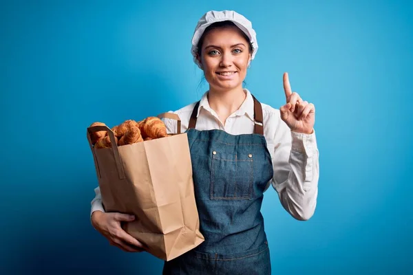 Junge Schöne Bäckerin Mit Blauen Augen Trägt Schürze Hält Papiertüte — Stockfoto