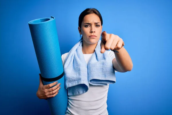 Joven Hermosa Deportista Morena Con Toalla Sujetando Esterilla Para Hacer — Foto de Stock