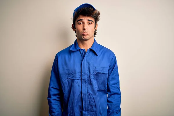 Jovem Mecânico Vestindo Boné Azul Uniforme Sobre Fundo Branco Isolado — Fotografia de Stock