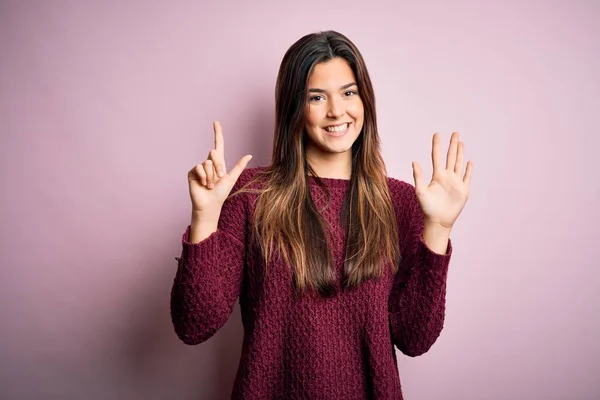 Jong Mooi Meisje Dragen Casual Trui Geïsoleerde Roze Achtergrond Tonen — Stockfoto