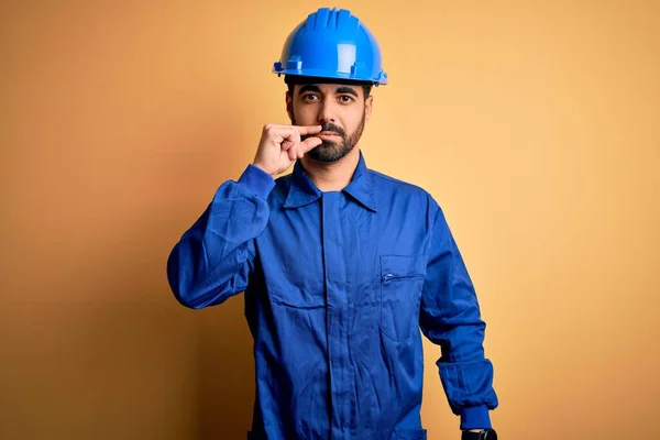 Mechanische Man Met Baard Blauw Uniform Veiligheidshelm Gele Achtergrond Mond — Stockfoto