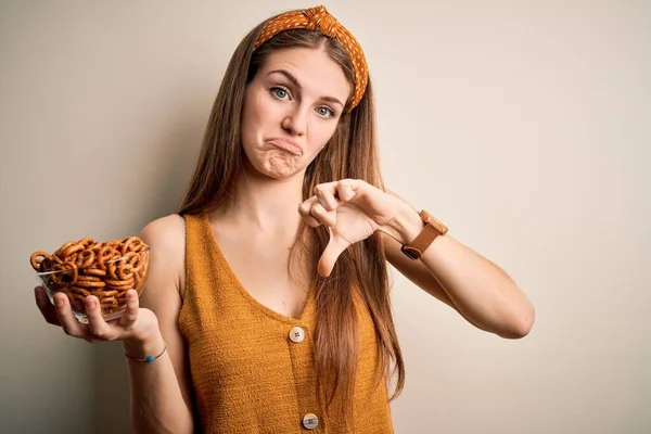 Ung Vacker Rödhårig Kvinna Håller Skål Med Tyska Bakade Kringlor — Stockfoto