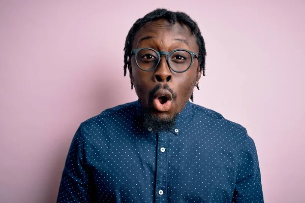 Joven Hombre Afroamericano Guapo Usando Camisa Casual Gafas Sobre Fondo — Foto de Stock