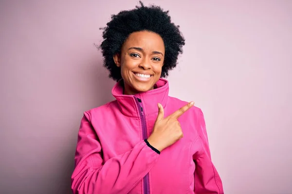 Ung Afroamerikansk Afro Idrottskvinna Med Lockigt Hår Bär Sportkläder Gör — Stockfoto