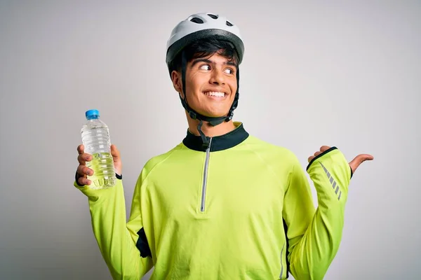 Joven Ciclista Guapo Con Casco Seguridad Bebiendo Botella Agua Señalando — Foto de Stock