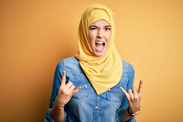 Joven Chica Hermosa Con Hiyab Musulmán Pie Sobre Fondo Amarillo — Foto de Stock
