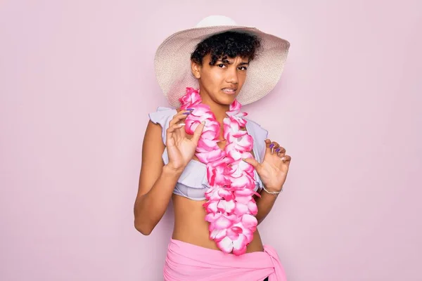 Ung Vacker Afrikansk Turist Kvinna Bär Bikini Och Hawaiian Lei — Stockfoto