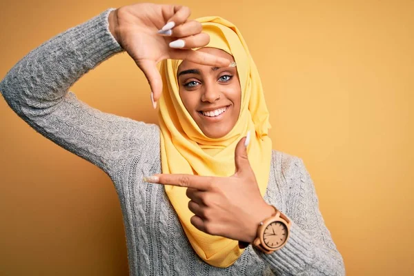 Молода Африканська Дівчина Одягнена Муслім Хіджаб Через Ізольований Жовтий Фон — стокове фото