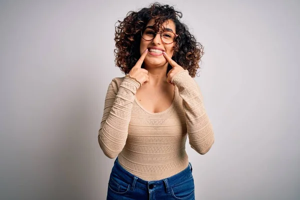 Jovem Bela Mulher Árabe Encaracolado Vestindo Shirt Casual Óculos Sobre — Fotografia de Stock