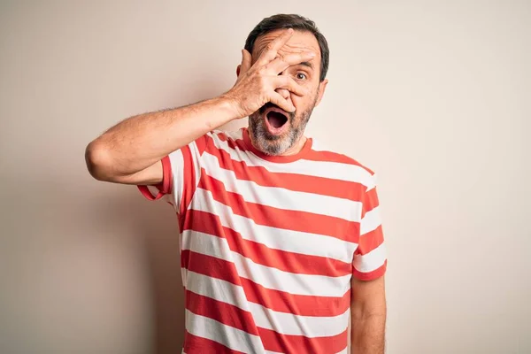 Middelbare Leeftijd Haveloze Man Dragen Casual Gestreepte Shirt Staan Geïsoleerde — Stockfoto