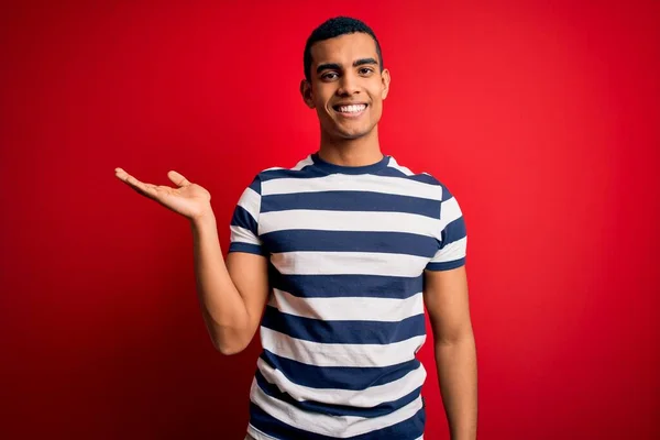 Schöner Afrikanisch Amerikanischer Mann Lässig Gestreiftem Shirt Der Vor Rotem — Stockfoto