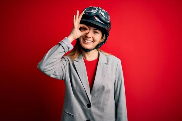 Jovem Mulher Motociclista Loira Bonita Usando Capacete Motocicleta Sobre Fundo — Fotografia de Stock