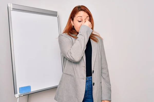 Junge Schöne Rothaarige Geschäftsfrau Die Geschäftspräsentation Mit Magnettafel Macht Reibt — Stockfoto