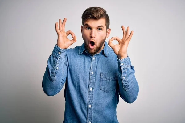 Joven Hombre Guapo Rubio Con Barba Ojos Azules Con Camisa —  Fotos de Stock