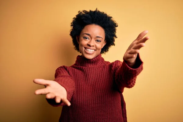 Jovem Bela Afro Americano Africano Mulher Com Cabelo Encaracolado Vestindo — Fotografia de Stock