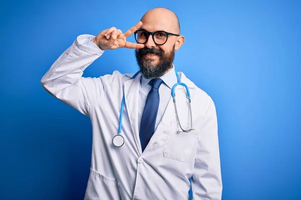 Guapo Calvo Doctor Hombre Con Barba Usando Gafas Estetoscopio Sobre — Foto de Stock