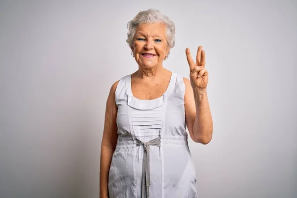 Ältere Schöne Grauhaarige Frau Trägt Lässiges Sommerkleid Über Weißem Hintergrund — Stockfoto