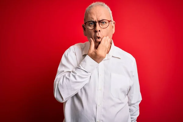 Orta Yaşlı Beyaz Gömlekli Kırmızı Arka Planda Gözlüklü Yakışıklı Adam — Stok fotoğraf