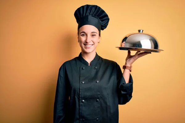 Jonge Mooie Chef Kok Vrouw Dragen Fornuis Uniform Hoed Houden — Stockfoto