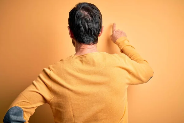 Mann Mittleren Alters Mit Lässigem Pullover Und Brille Über Gelbem — Stockfoto