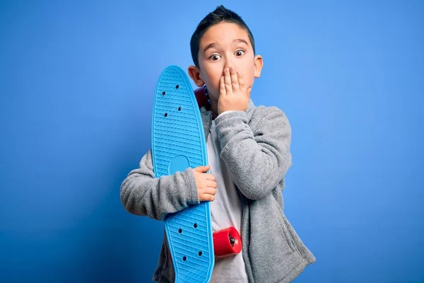 Menino Jovem Garoto Skatista Segurando Skate Moderno Sobre Azul Isolado — Fotografia de Stock