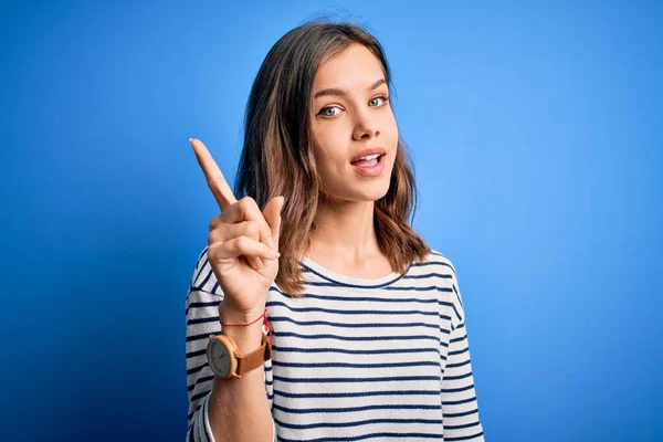 Jovem Linda Garota Loira Vestindo Camisola Casual Sobre Fundo Isolado — Fotografia de Stock