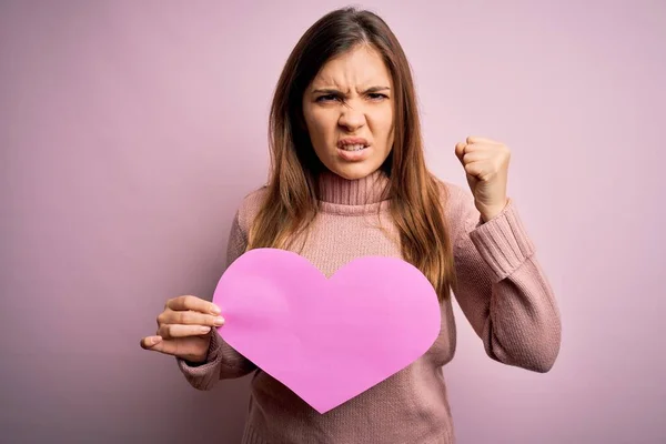 Jovem Loira Segurando Romântica Grande Papel Forma Coração Sobre Rosa — Fotografia de Stock