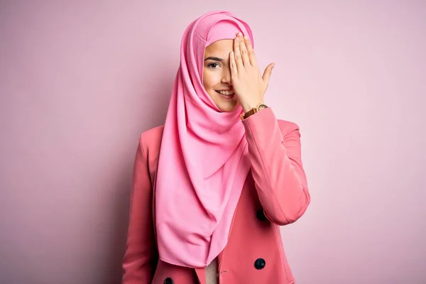 Junges Schönes Mädchen Mit Muslimischem Hijab Das Vor Isoliertem Rosa — Stockfoto