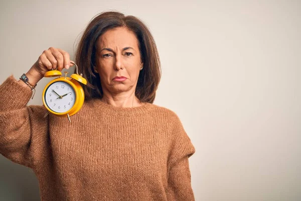 Middelbare Leeftijd Brunette Vrouw Houden Clasic Wekker Geïsoleerde Achtergrond Depressief — Stockfoto