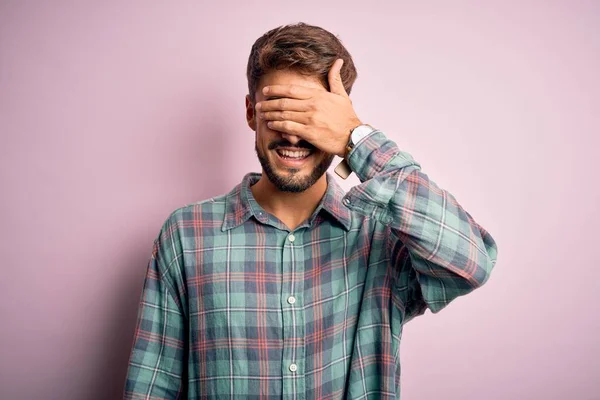 Homem Bonito Jovem Com Barba Vestindo Camisa Casual Sobre Fundo — Fotografia de Stock