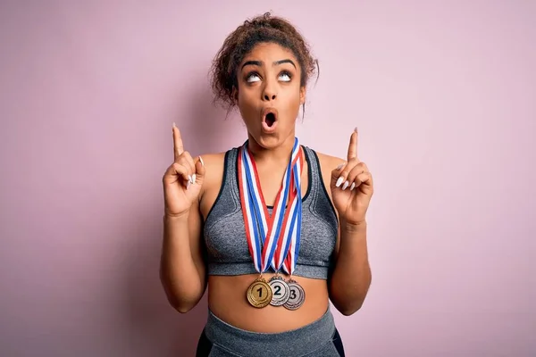 Jovem Menina Desportiva Afro Americana Fazendo Esporte Ganhando Medalhas Sobre — Fotografia de Stock