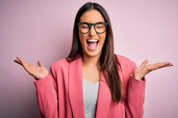 Jonge Mooie Brunette Zakenvrouw Dragen Jas Bril Roze Achtergrond Vieren — Stockfoto