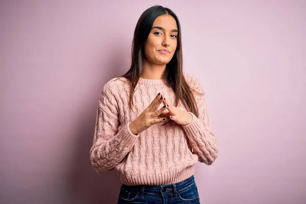 Jonge Mooie Brunette Vrouw Dragen Casual Trui Geïsoleerde Roze Achtergrond — Stockfoto