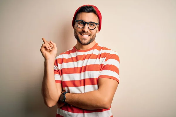 Homem Bonito Jovem Vestindo Shirt Listrada Casual Óculos Sobre Fundo — Fotografia de Stock