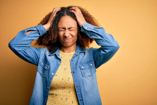 Junge Afrikanisch Amerikanische Frau Mit Afro Haaren Trägt Lässiges Jeansshirt — Stockfoto