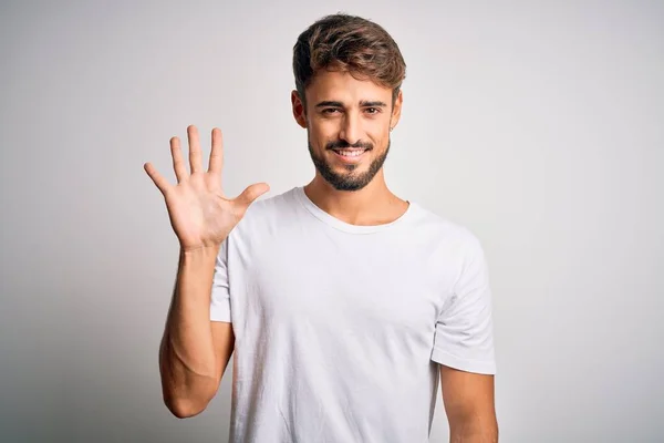 Homem Bonito Jovem Com Barba Vestindo Shirt Casual Sobre Fundo — Fotografia de Stock