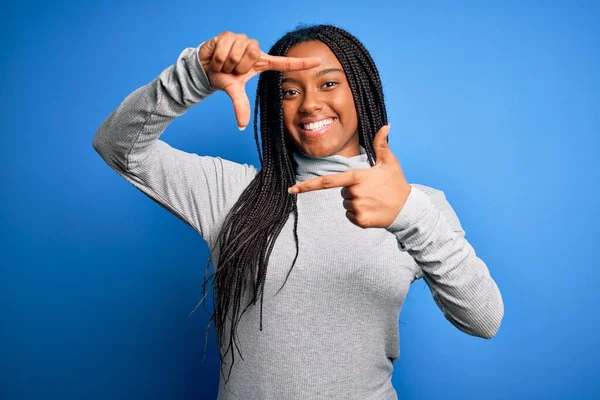 Junge Afroamerikanerin Mit Lässigem Rollkragen Über Blauem Isoliertem Hintergrund Lächelnd — Stockfoto