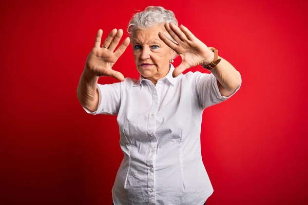 Senior Schöne Frau Trägt Elegantes Hemd Steht Über Isolierten Roten — Stockfoto