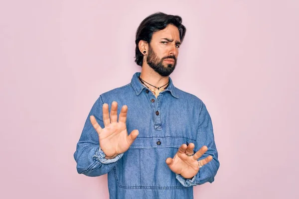 Ung Stilig Hispanic Bohemisk Man Bär Hippie Stil Över Rosa — Stockfoto