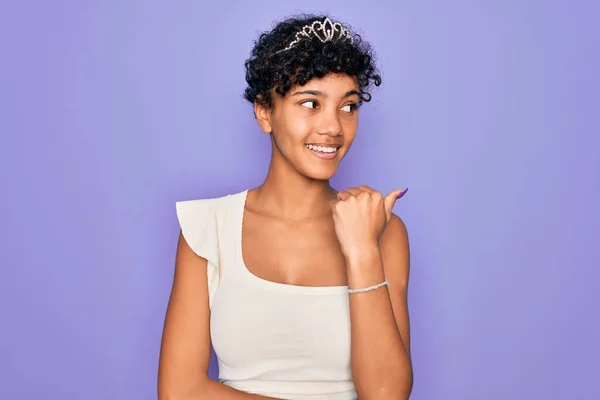 Jovem Mulher Afro Americana Africana Bonita Vestindo Coroa Tiara Sobre — Fotografia de Stock