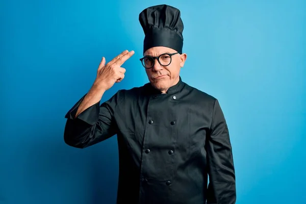 Chef Guapo Pelo Gris Mediana Edad Con Uniforme Cocina Sombrero —  Fotos de Stock