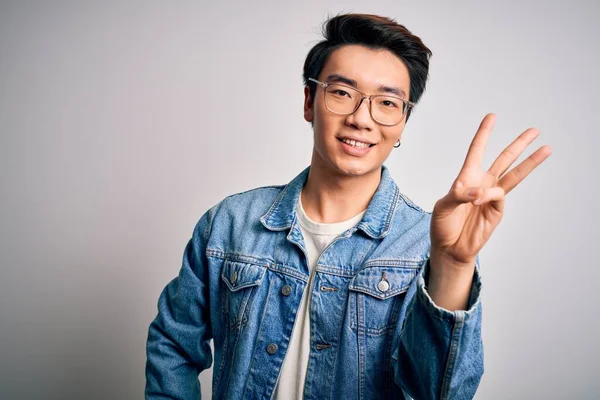 Joven Hombre Chino Guapo Con Chaqueta Mezclilla Gafas Sobre Fondo — Foto de Stock