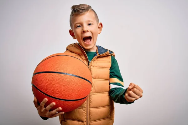 Joven Niño Deportivo Caucásico Jugando Baloncesto Sosteniendo Bola Naranja Sobre — Foto de Stock