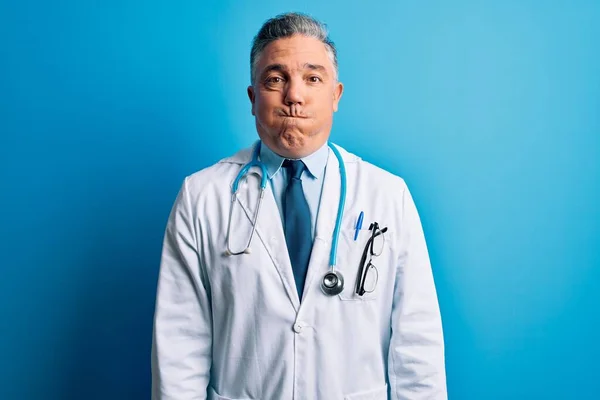 Orta Yaşlı Yakışıklı Gri Saçlı Doktor Ceketli Komik Suratlı Mavi — Stok fotoğraf