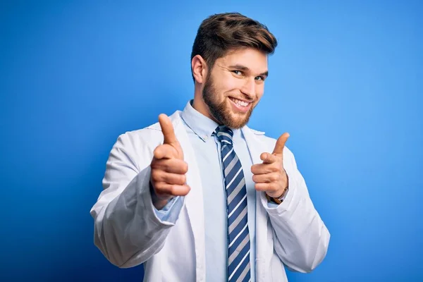 Joven Terapeuta Rubio Hombre Con Barba Ojos Azules Usando Abrigo — Foto de Stock