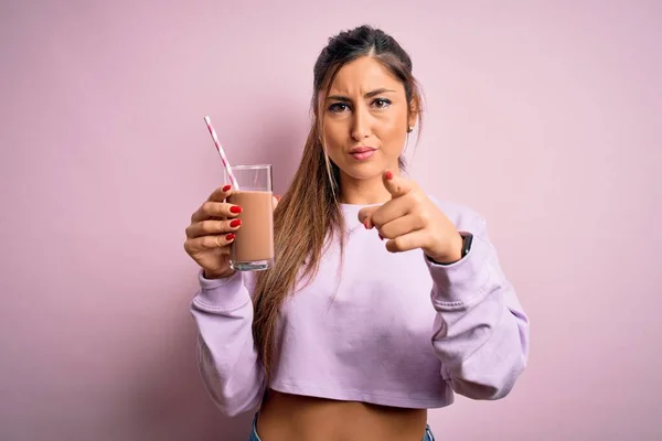 Junge Schöne Fitness Frau Trinkt Protein Schokolade Milchshake Vor Dem — Stockfoto
