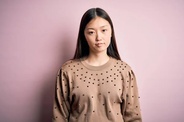 Joven Hermosa Mujer Asiática Vistiendo Moda Elegante Suéter Sobre Rosa — Foto de Stock